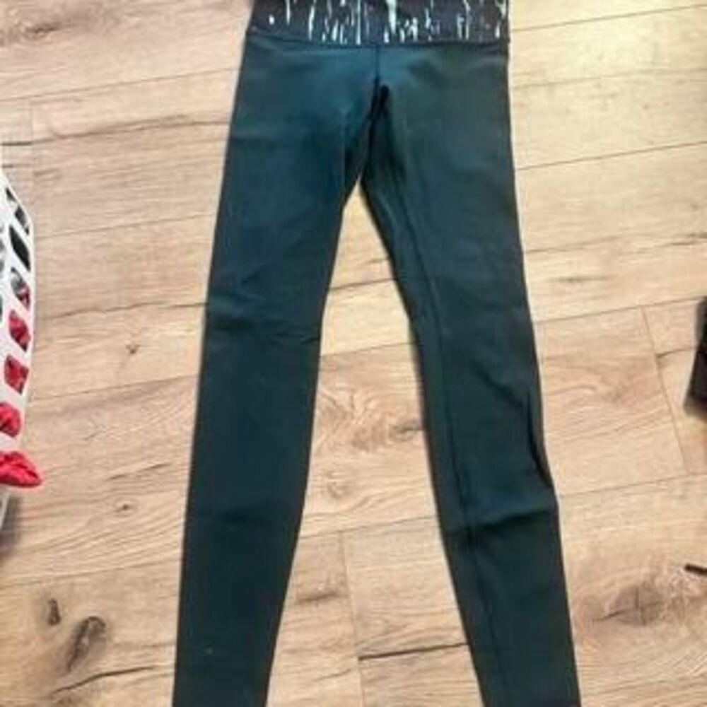 Green w/ printed band full length Lululemon leggings size 6